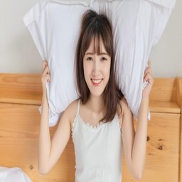 美女让男生抓球球游戏：趣味互动与社交新玩法揭秘